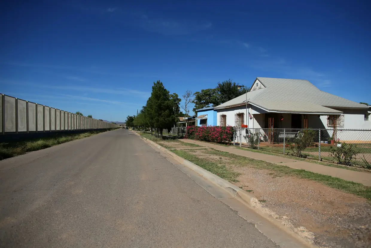 Algumas casas frente à cerca que separa o México dos Estados Unidos.