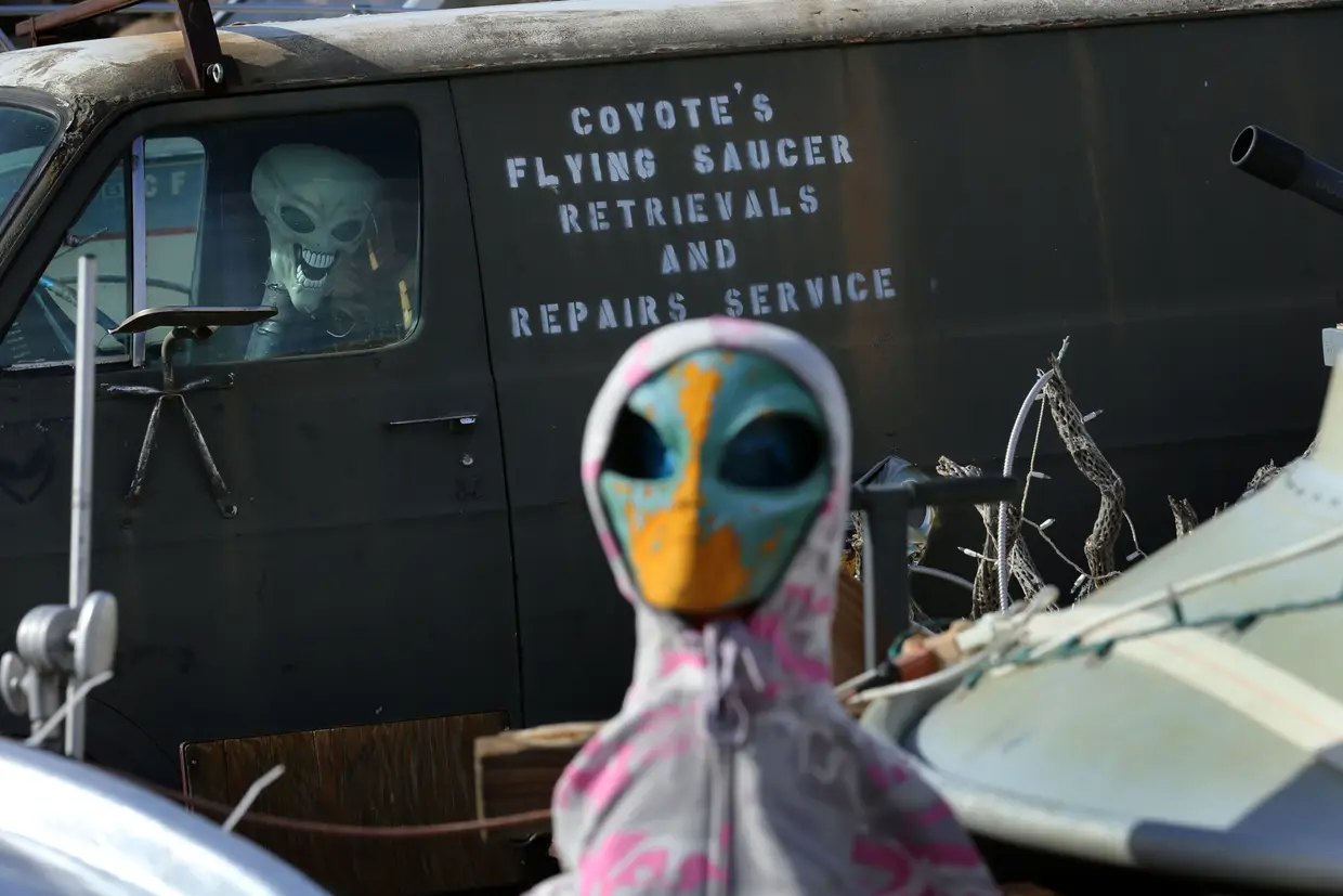 Uma coleção de bonecos alienígenas perto da fronteira em Jacumba, na Califórnia.
