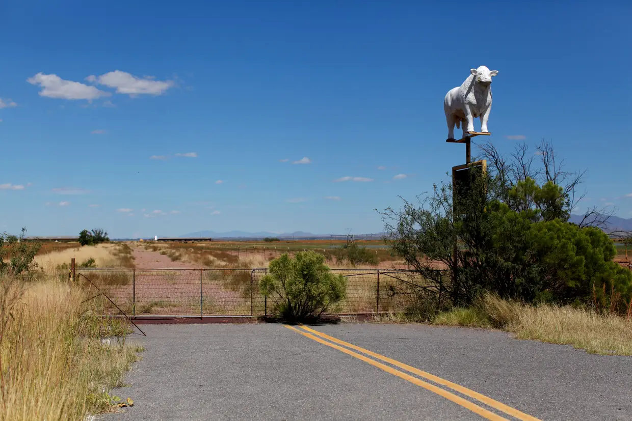 Uma estrada termina abruptamente no Arizona, EUA.