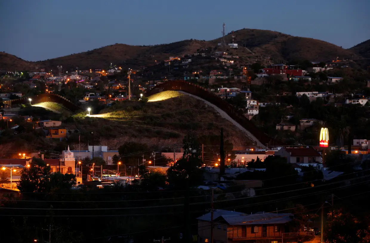Uma cerca separa as cidades de Nogales, México e Nogales, Arizona, nos EUA.