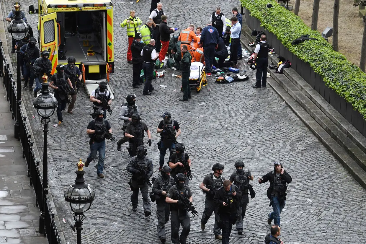 O atacante, abatido a tiro pela polícia no local, foi identificado pelas autoridades como simpatizante do jihadismo.