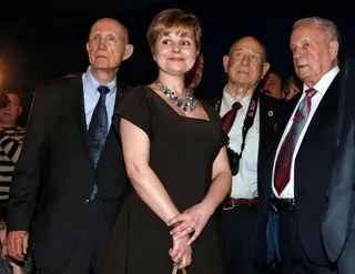 Da esquerda para a direira: Thomas Stafford, Yelena a filha de Yuri Gagarin, Alexei Leonov e Viktor Gorbatko