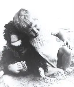 Jane Goodall ao lado do seu chimpanzé de peluche "Jubilee"