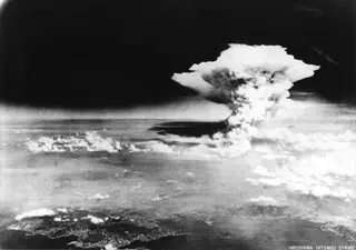 Bomba atómica sobre Hiroshima em 1945.