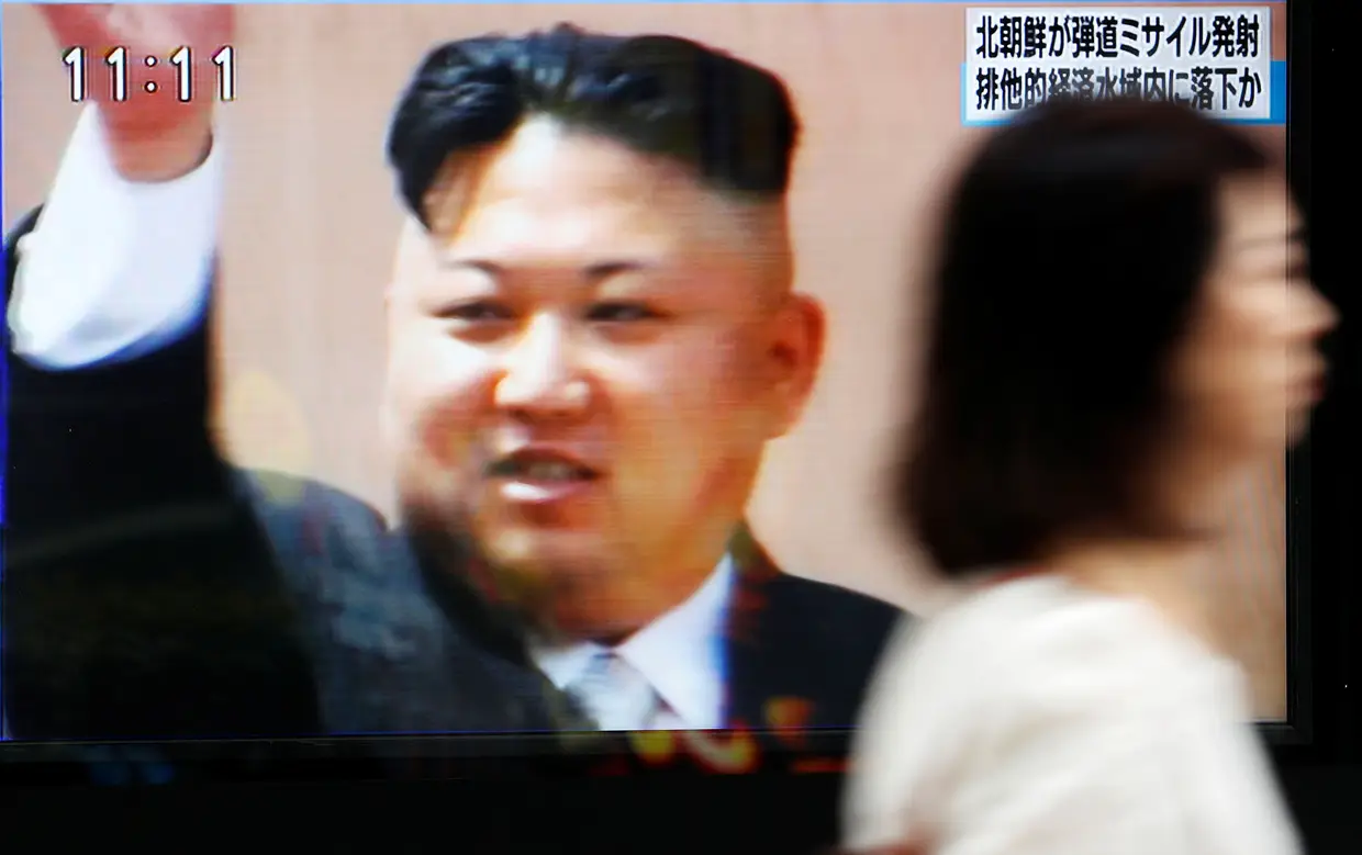 Líder norte-coreano na emissão da KRT TV, numa rua de Tóquio. Tal como em lançamentos anteriores, Kim Jong-un supervisionou o testes do lançamento de míssil que acabou por caiur no mar do Japão.