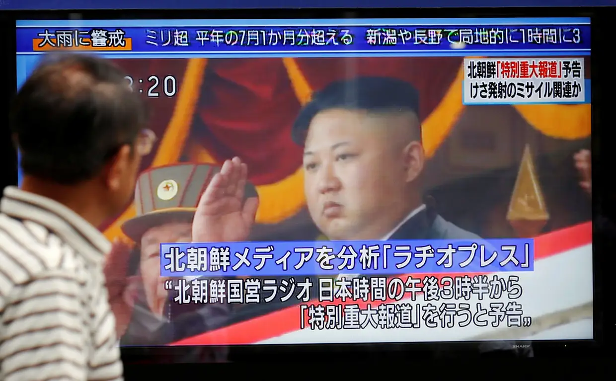 O líder da Coreia do Norte, Kim Jong-un, deu a ordem de lançamento de mais um míssil balístico. Uma pessoa parou para acompanhar a emissão numa rua de Tóquio.