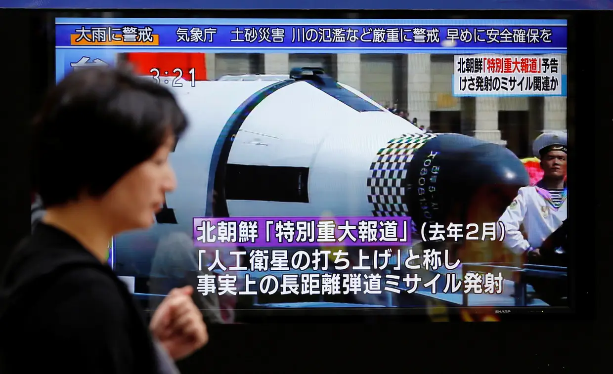 Ecrã televisivo de grandes dimensões numa rua em Tóquio, Japão.