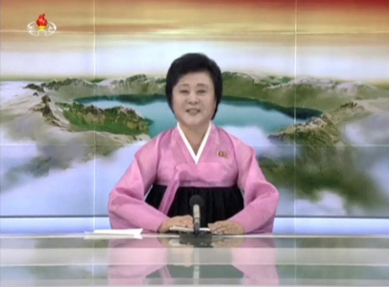 Apresentadora da estação de televisão da Coreia do Norte KRT TV que acompanhou o lançamento do míssil balístico.