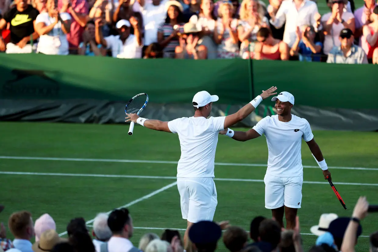 Os britânicos Marcus Willis e Jay Clarke celebram a vitória frente ao norte-americano Jared Donaldson e o indiano Jeevan Nedunchezhiyan, no torneio de pares.