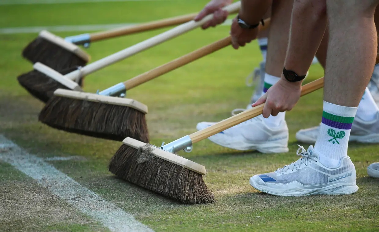 Os funcionários zelam pelo melhor tratamento possível daquela que é provavelmente a mais conceituada relva do circuito ATP.