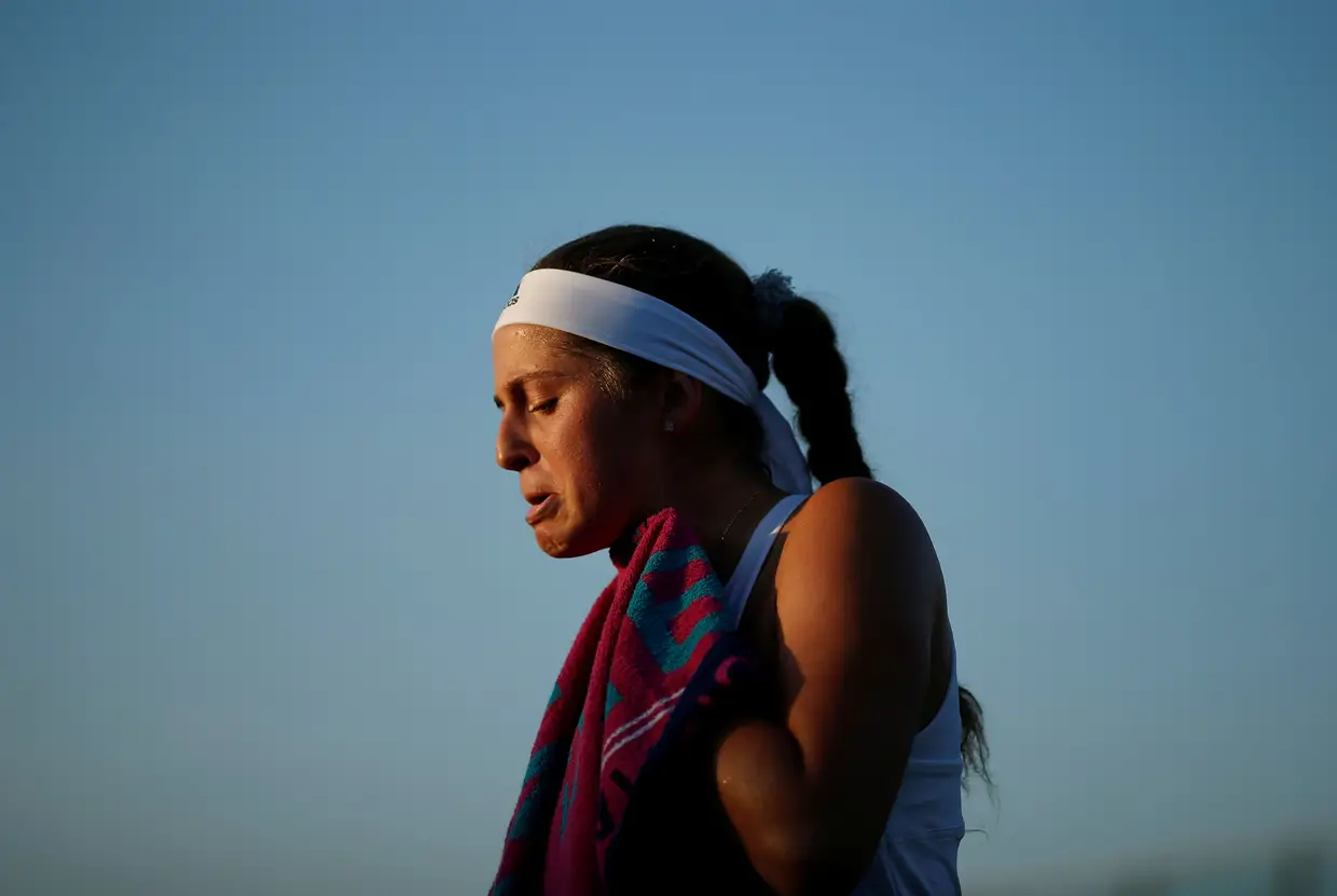 A letã Jelena Ostapenko, vencedora em Roland Garros, sofreu, suou...