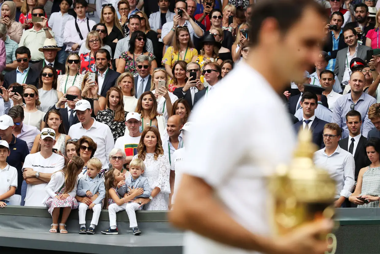 A mulher de Roger Federer, Mirka, e os filhos celebram a vitória do tenista.