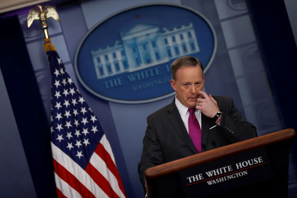 A 7 de julho, Sean Spicer abandonou o cargo de porta-voz da Casa Branca por discordar da escolha de Donald Trump para o diretor de comunicações: Anthony Scaramucci.
