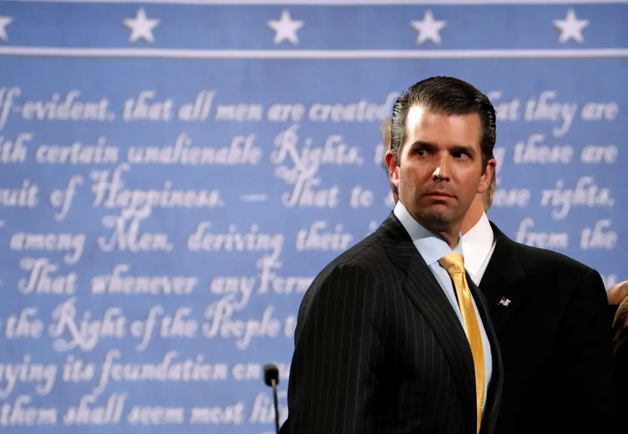 Durante a campanha eleitoral de Donald Trump, Donald Trump Jr. reuniu-se com uma advogada russa, sob o alegado pressuposto de ter acesso a informações que poderiam comprometer a rival política e candidata presidencial democrata Hillary Clinton.