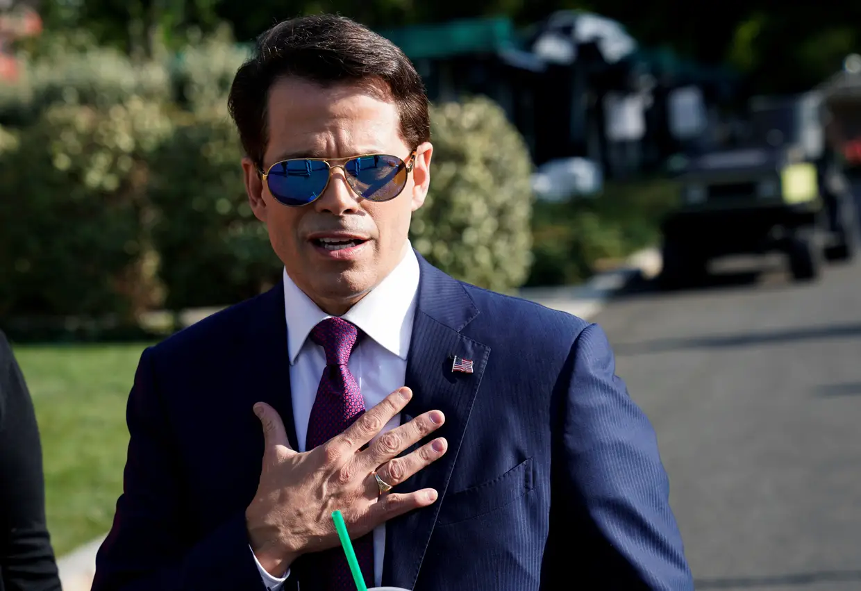 A 31 de julho, o diretor de comunicação da Casa Branca, Anthony Scaramucci, foi demitido do cargo que ocupava há apenas 10 dias. Na origem do afastamento estarão os ataques pessoais e públicos que fez a outros colegas da equipa presidencial.