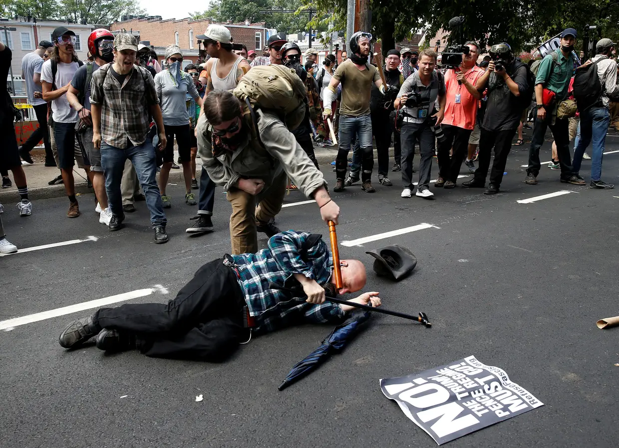Agosto - Contra manifestantes atacam um supremacista branco durante a manifestação em Charlottesville, Virgínia.