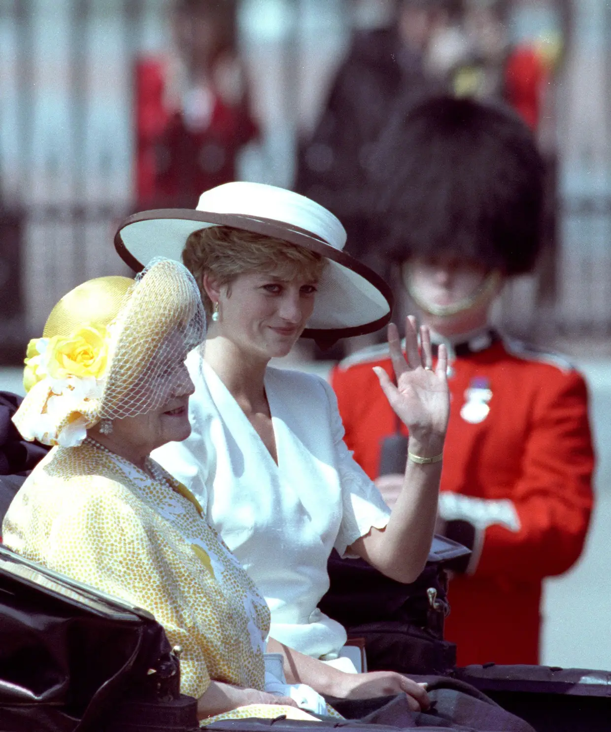 Diana e a Rainha-mãe em junho de 1992.