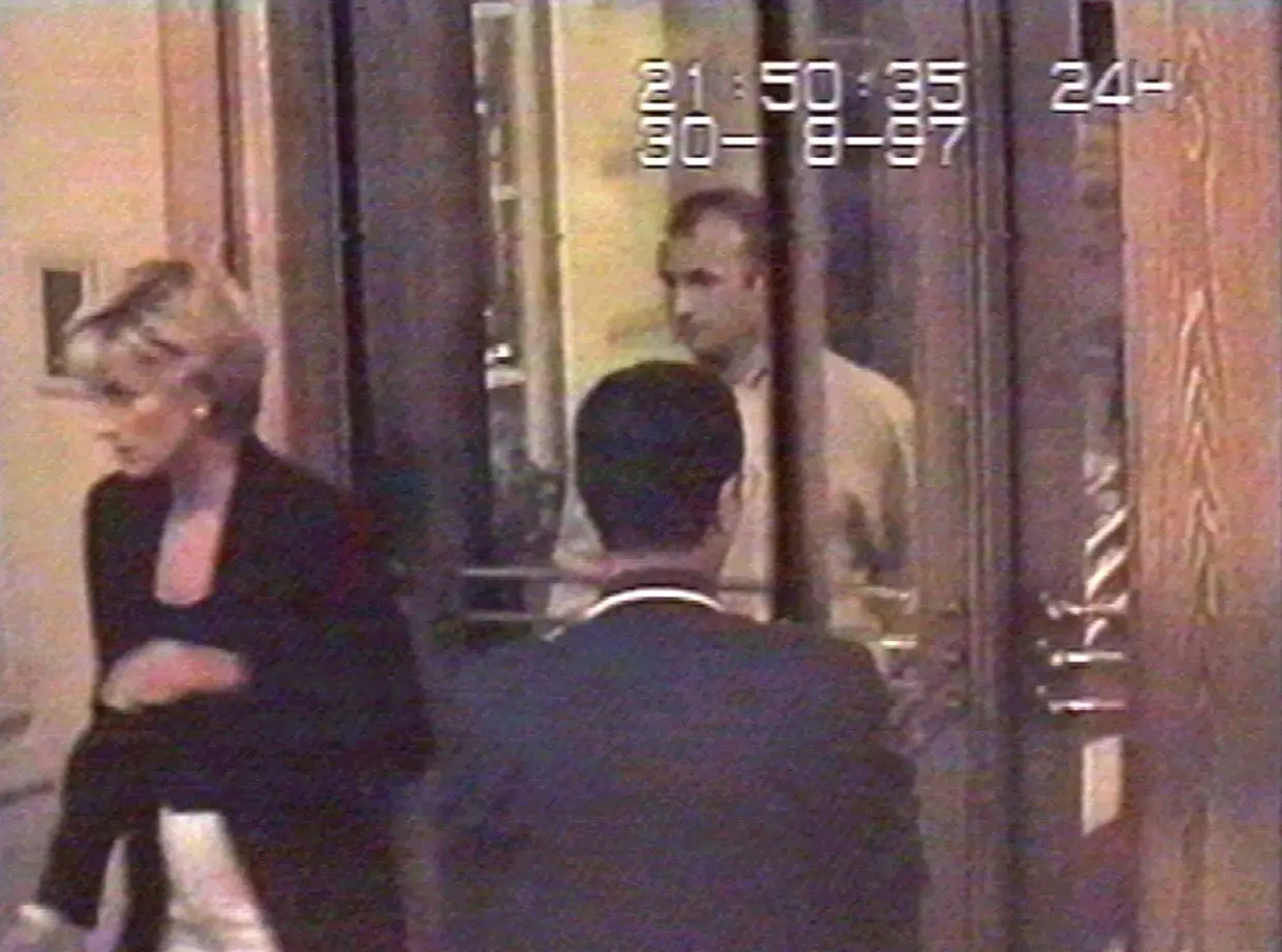 Com Dodi Al Fayed, em Paris, na noite de 30 de agosto de 1997.