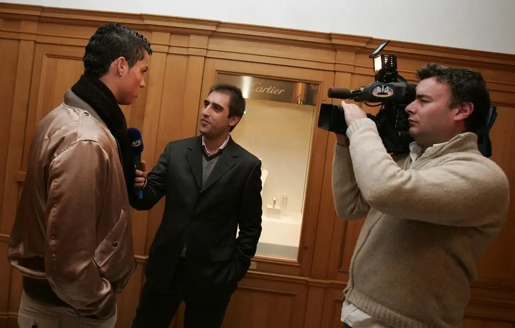 O dia em que Cristiano Ronaldo ganhou o prémio de melhor jogador do Mundo numa entrevista exclusiva à SIC. O jornalista Nuno Luz e o repórter de imagem Paulo Cepa. Foto cedida por Nuno Luz.