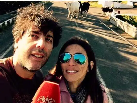 Foto cedida por Patrícia Mouzinho. A jornalista com o repórter de imagem Rui Caria.