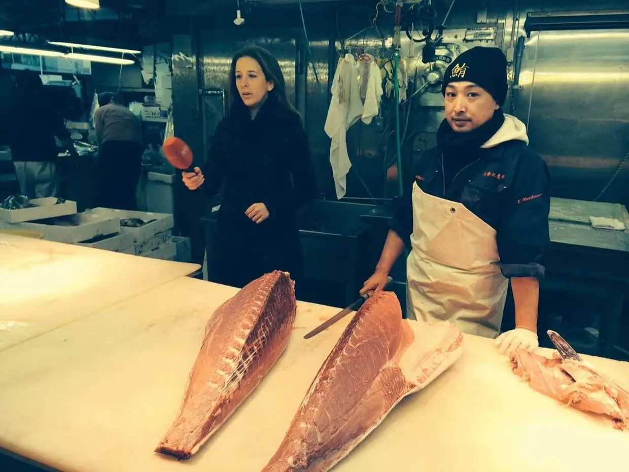 Os jornalistas Ana Peneda Moreira e Odacir Junior em reportagem no Mercado de Osaka, no Japão, durante o corte e a venda de um atum com 300 quilos. Foto cedida por Ana Peneda Moreira.