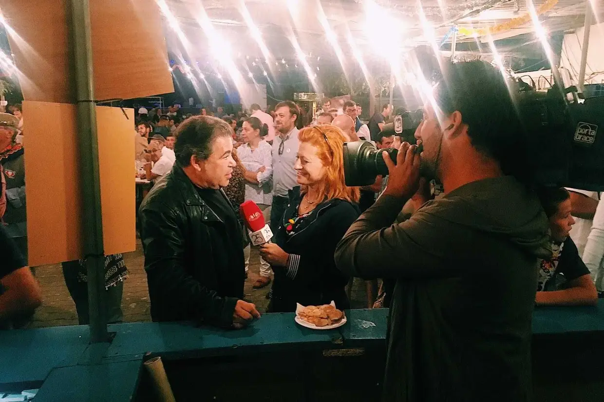 A jornalista Joana Latino e o repórter de imagem Fernando Silva durante o Olha a Festa. Foto cedida por Ana Marisa Silva.