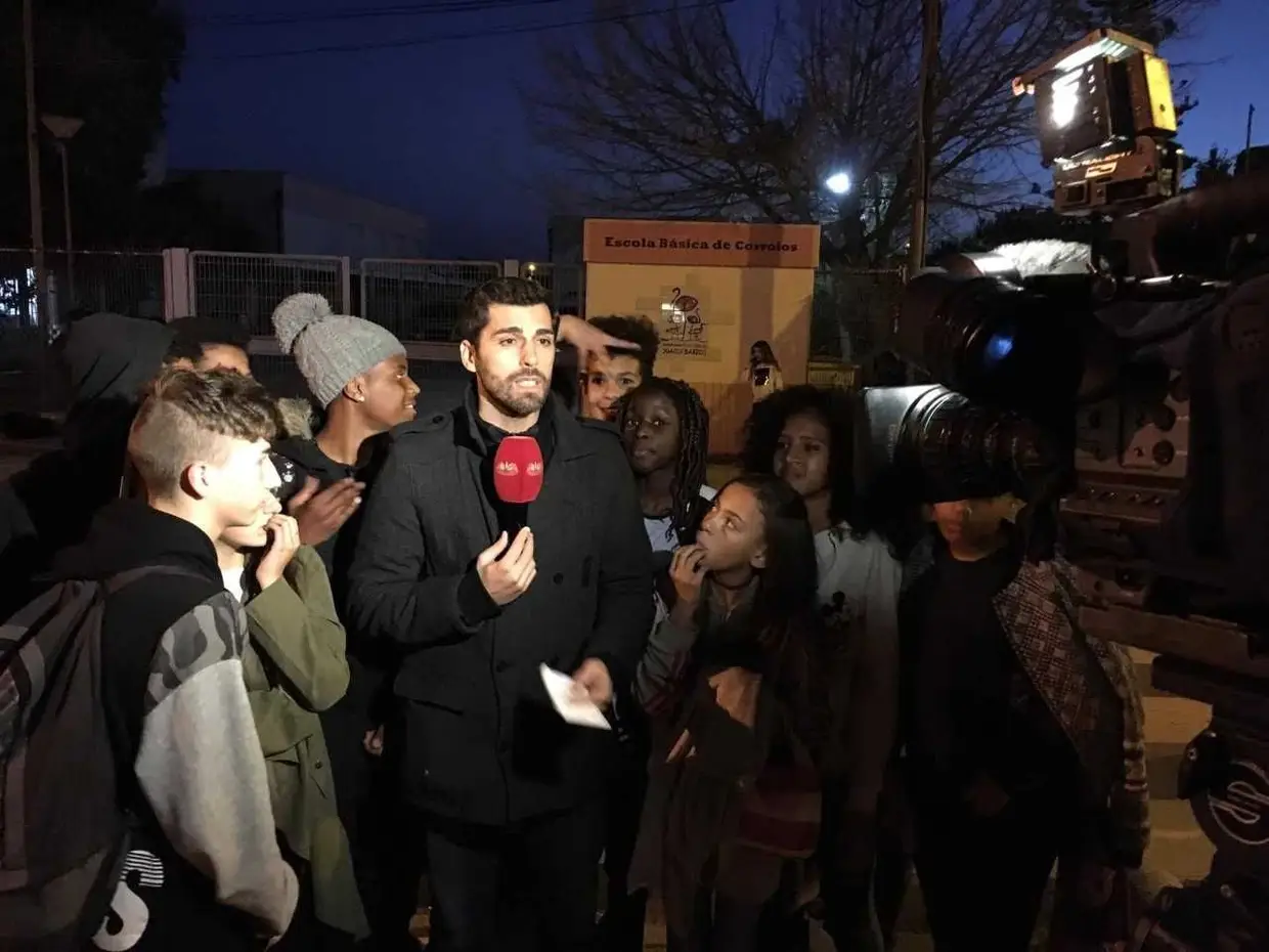 Foto cedida pelo jornalista Ricardo Carvalho. Direto seguido atentamente pelos alunos da Escola Básica de Corroios depois de várias crianças terem sofrido intoxicação alimentar ao almoço.