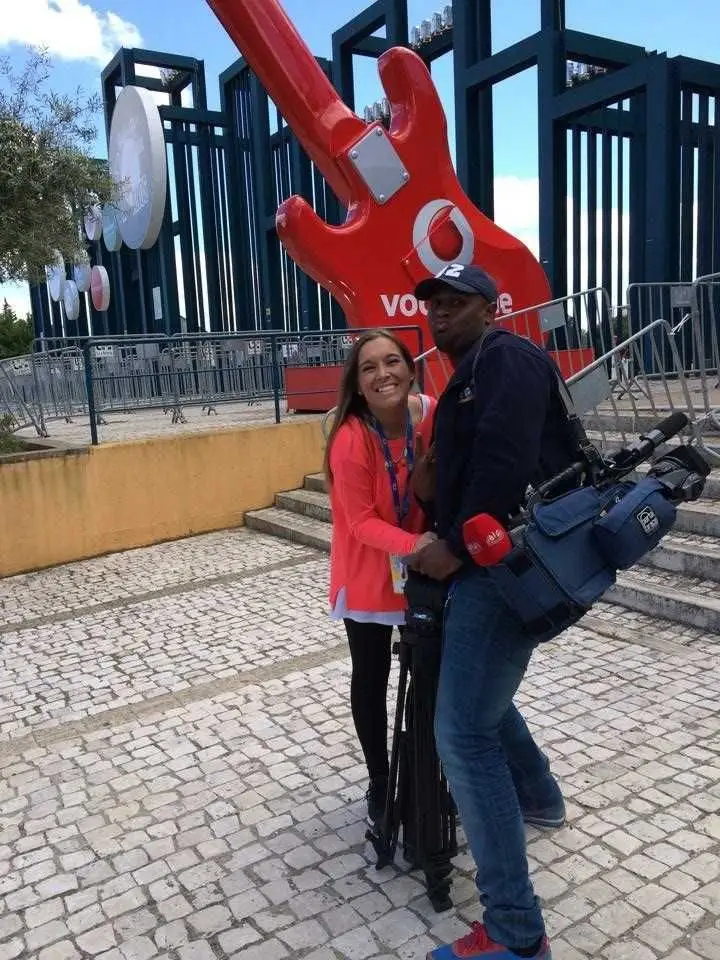 A jornalista Joana Sousa e o repórter de imagem Euclides Semedo. Foto cedida por Joana Sousa.