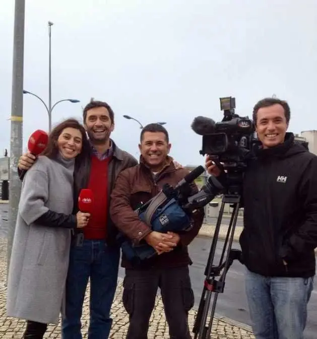 Foto de Patrícia Mouzinho com o jornalista Paulo Varanda e os repórteres de imagem Odacir Júnior e José Silva.