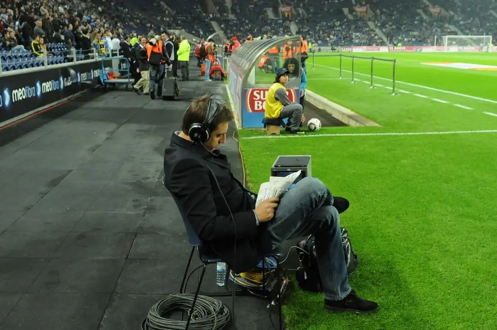 O jornalista Nuno Luz no Estádio do Dragão durante um jogo da Liga Europa.