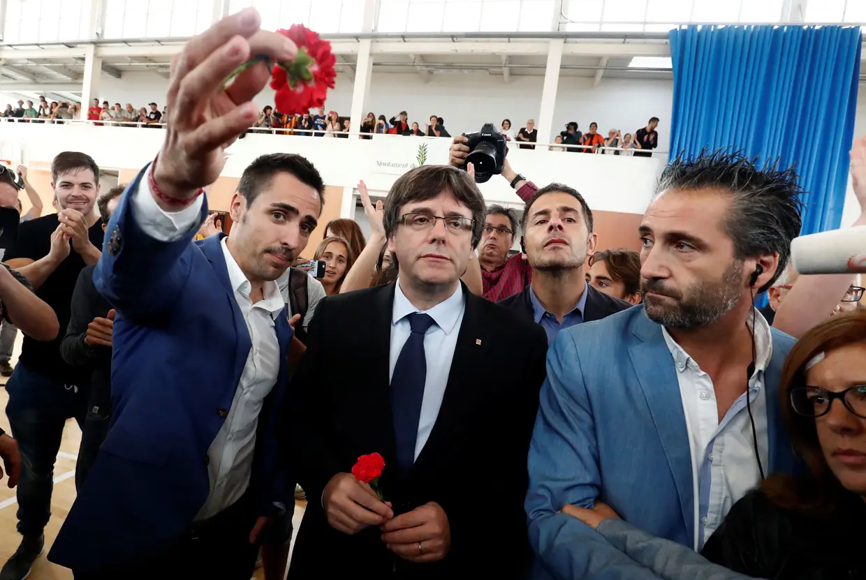 Outubro - Carles Puigdemont, na altura ainda presidente do Executivo catalão, numa das assembleias de voto em Barcelona onde se realizou o referendo, contrariando as indicações do Governo central de Madrid.