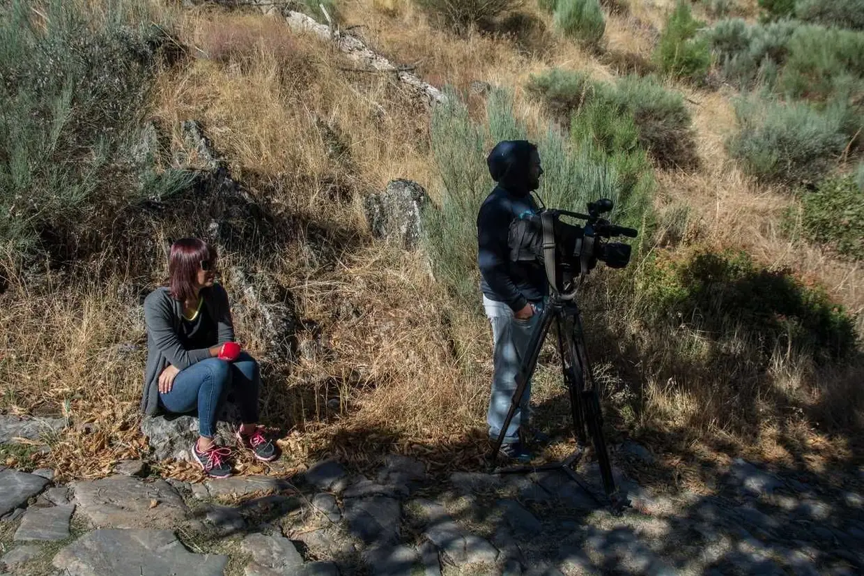 A jornalista Patrícia Figueirdo durante a reportagem Caminhos da Transumância, no Fundão, à espera dos pastores, com o repórter de imagem Filipe Barbosa