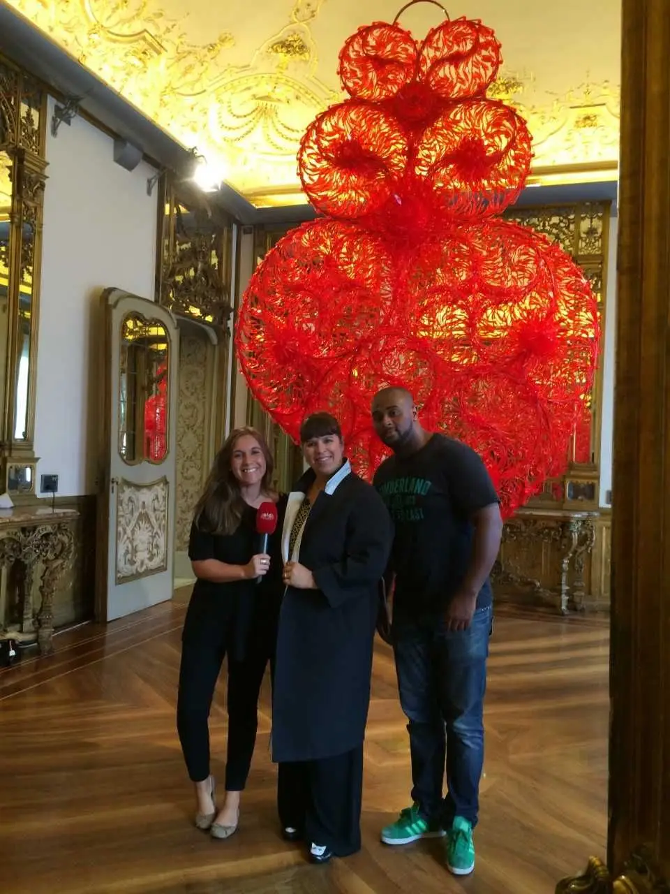 A jornalista Joana Costa Sousa e o repórter de imagem com Joana Vasconcelos.