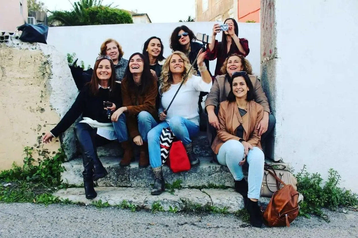 Teresa Canto Noronha com as meninas da equipa do Primeiro Jornal.