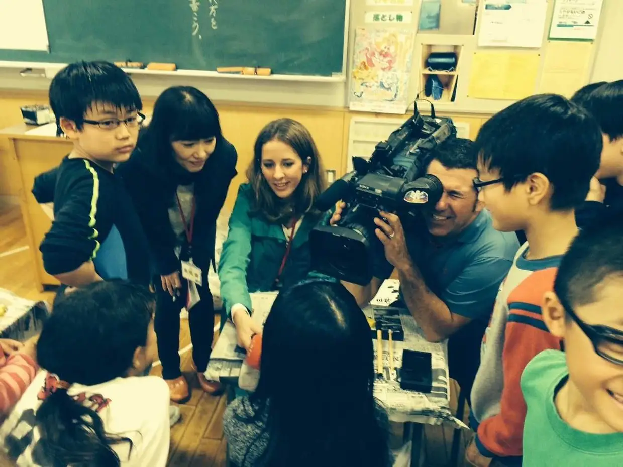 Numa escola japonesa, em Tóquio, Ana Peneda Moreira e Odacir Junior entrevistam alunos do 1º ciclo que mal chegam ao ensino obrigatório ficam responsáveis pela limpeza diária das salas de aula.