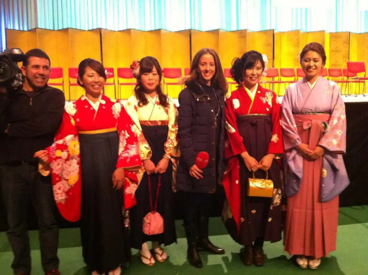 Os jornalistas Ana Peneda Moreira e Odácir Júnior na universidade de Osaka durante uma cerimónia de entrega de diplomas com alunas japonesas que se licenciaram em Língua Portuguesa.