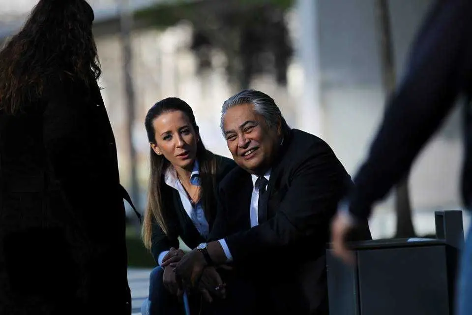 A jornalista Ana Peneda Moreira e o advogado João Araújo na longa maratona do interrogatório de José Sócrates à porta do Tribunal de Instrução Criminal de Lisboa. Fotografia de José Sena Goulão.