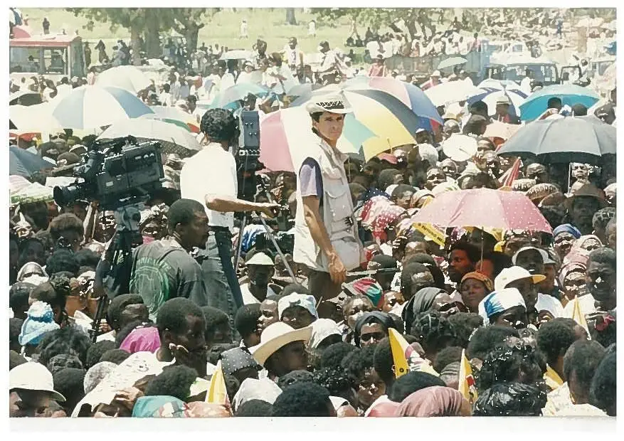 O repórter de imagem Luís Pinto nas primeiras eleições multipartidárias em Moçambique.