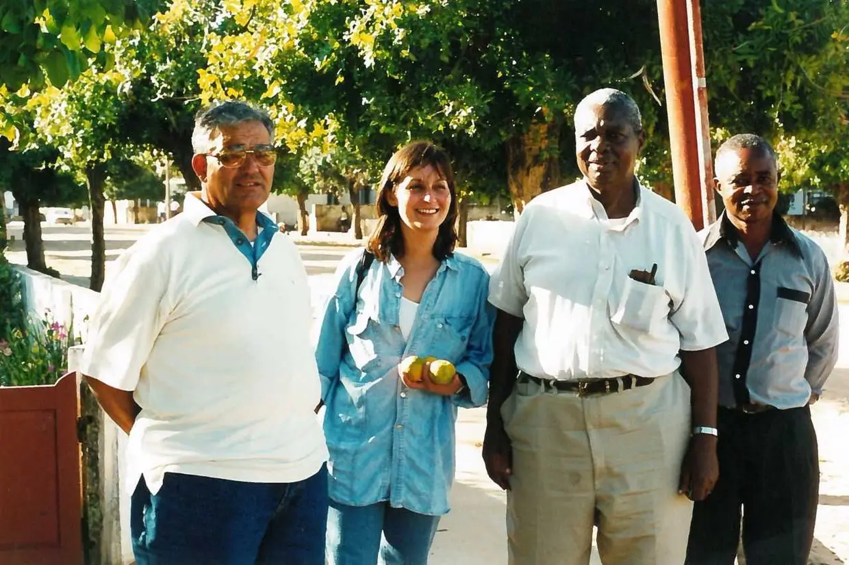 A jornalista Fernanda de Oliveira Ribeiro na primeira Grande Reportagem em Moçambique, em 1996.