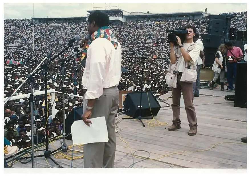 Luís Pinto e Isabel Horta nas primeiras eleições em Moçambique (1994). Comício de encerramento da Frelimo com Joaquim Chissano no Estádio da Machava. Foto cedida por Luís Pinto.