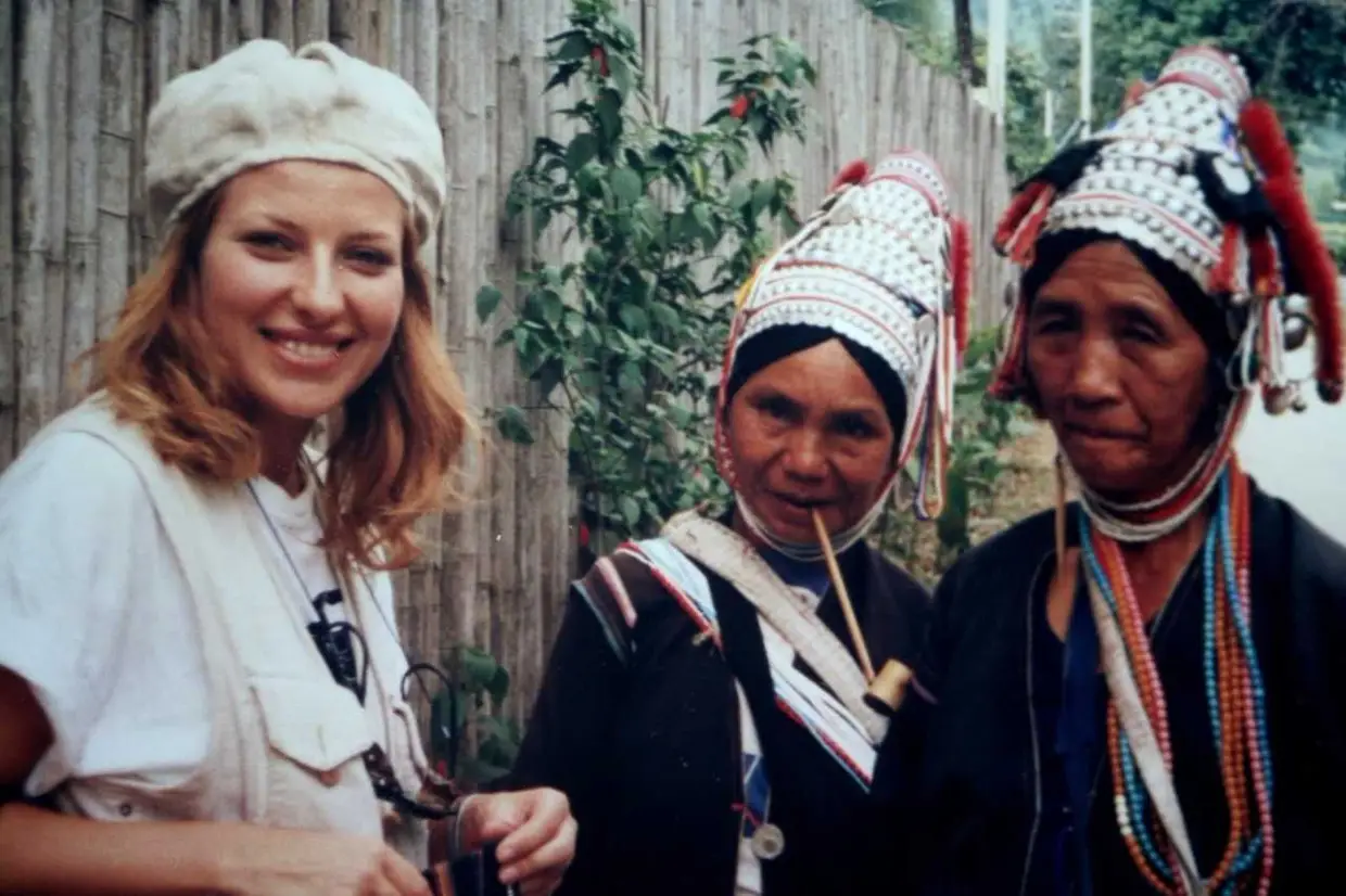 Tailândia, 1996, reportagem sobre as Tribos do Ópio nas montanhas de Chiang Rai, no norte da Tailândia (Teresa Conceição com mulheres da tribo Akha, Repórter de Imagem e autor da foto: Renato Freitas). Foto cedida por Teresa Conceição.