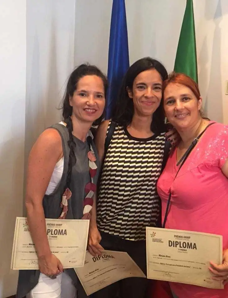 Na entrega do Prémio de Jornalismo e Poder Local pela rubrica "Eu é que sou o presidente da Junta"Patrícia Reis, Miriam Alves e Sandra Cadeireiro. 2017.