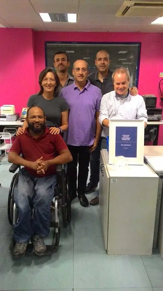 Foto tirada no arquivo da SIC em 2015, com o prémio que a Sofia Pinto Coelho ganhou pela melhor utilização do acervo Arquivo SIC. “FIAT IFTA 2015 Award Winner Best Use of Archive by Sofia Pinto Coelho”. Na imagem, para além da Sofia Pinto Coelho, estão o Edgar Madruga, Henrique Nabais, Tiago Silva, Tiago Botelho e João Pinheiro. Foto cedida por João Pinheiro.