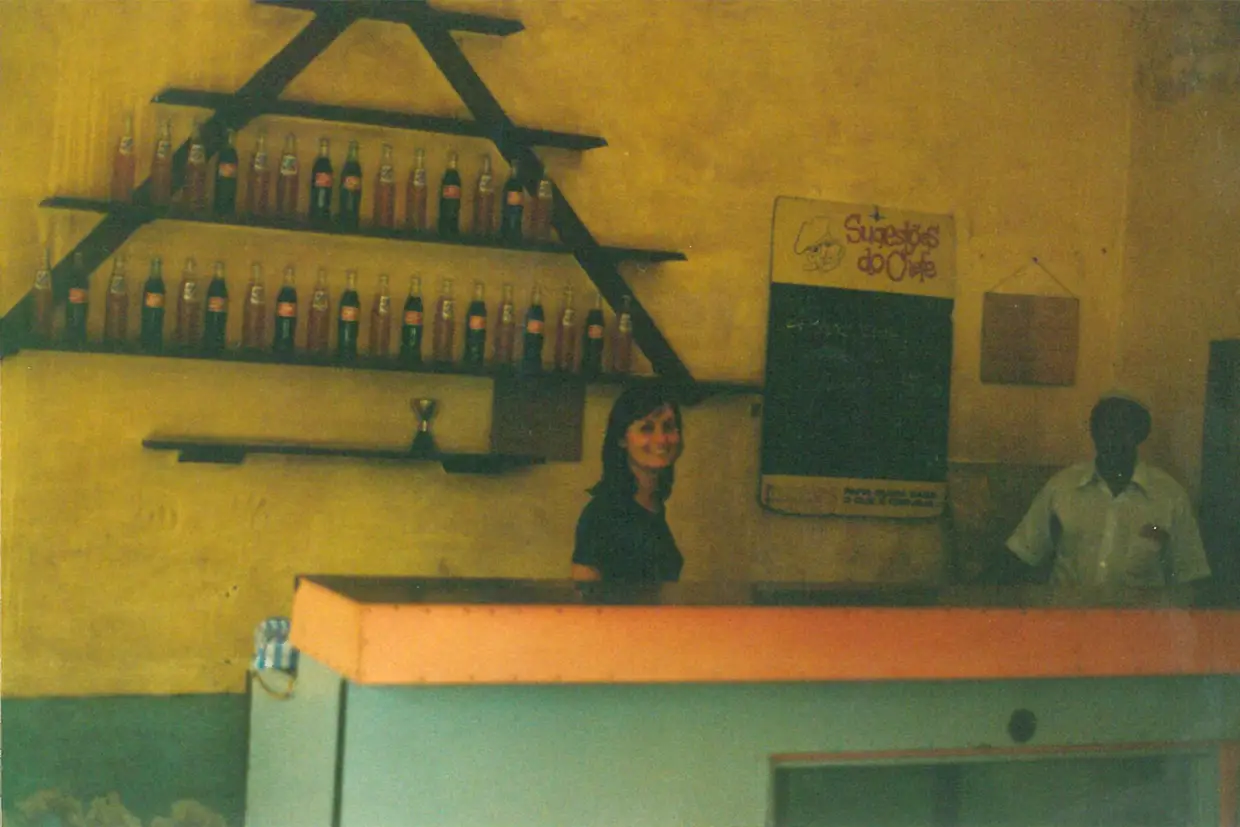 Fernanda de Oliveira Ribeiro em Moçambique, em 1996, na primeira Grande Reportagem, com Luís Pinto.