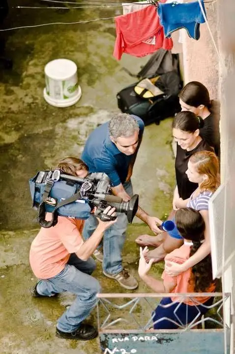 O jornalista Luís Garriapa na favela do complexo do alemão, no Rio de Janeiro, com o repórter de imagem Rafael Homem, em 2010.