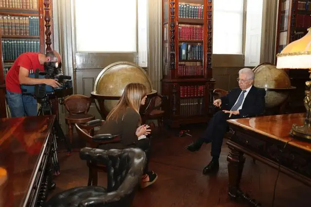 Cristina Freitas e Luís Dinis durante uma entrevista a Mario Monti no Palácio da Bolsa, no Porto, em 2017.