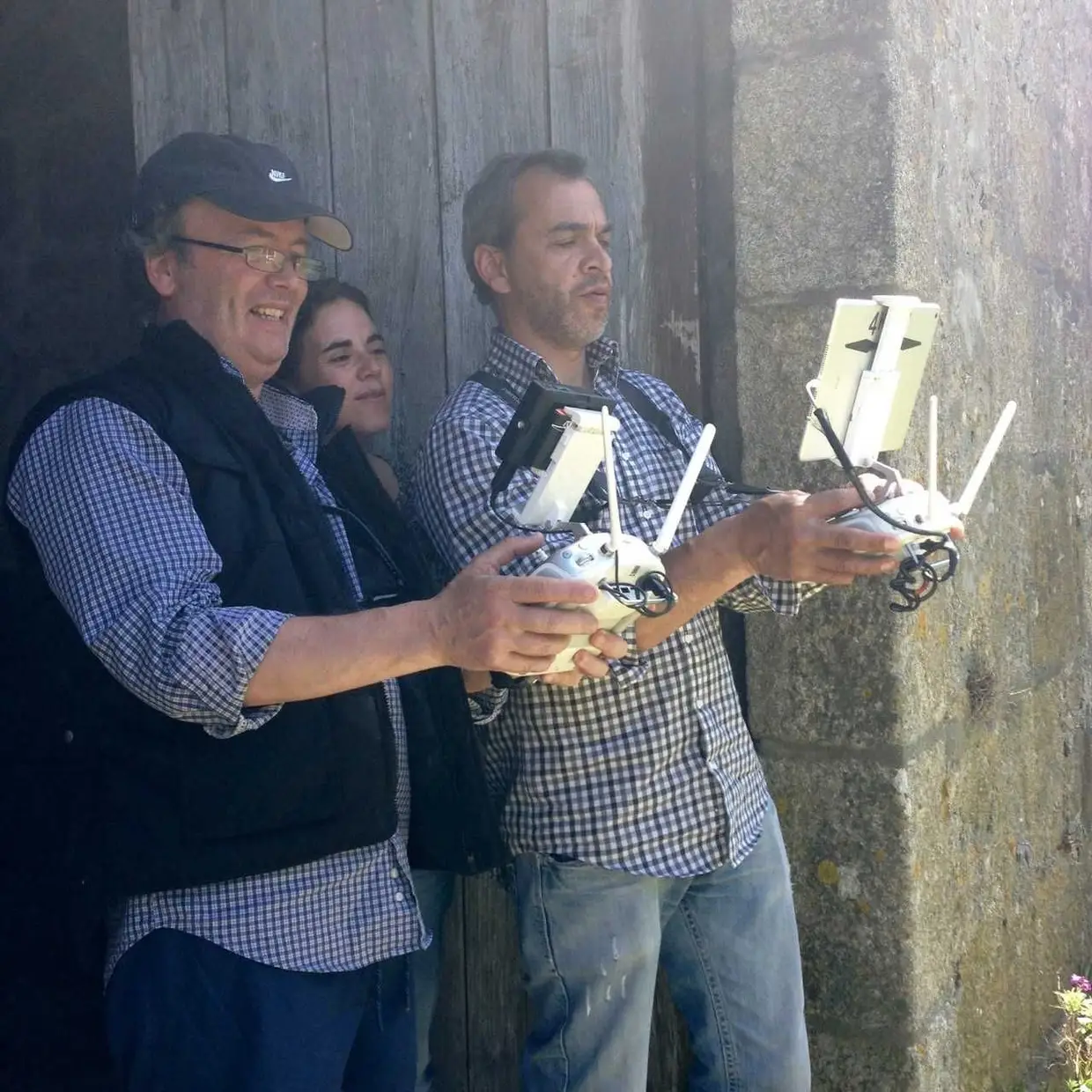 Maria José Mendes, António Simões e Joaquim Gomes num experiência com drones.