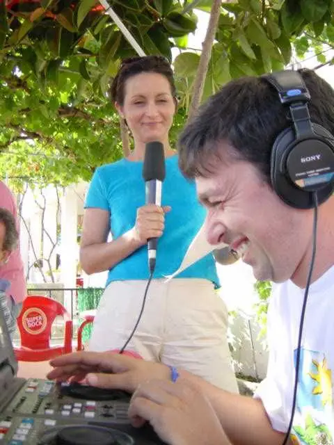 Regresso da "Praça Pública" no Alentejo. A jornalista Fernanda de Oliveira Ribeiro e o repórter de imagem Rui do Ó.