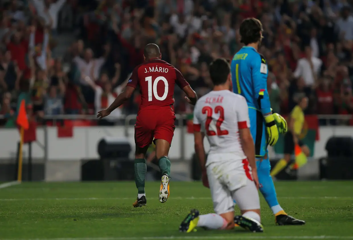 Um autogolo de Djourou, num lance que envolveu também João Mário, deu vantagem à seleção lusa, ao minuto 41.