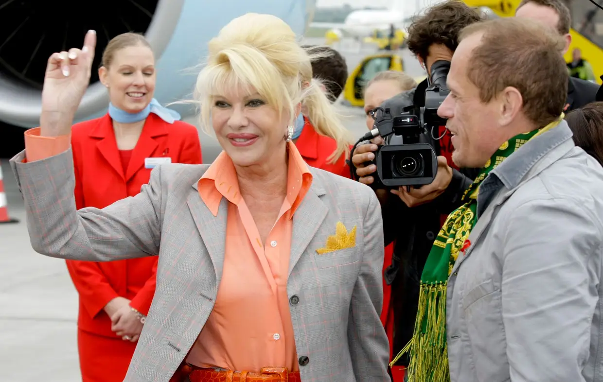 Ivana Trump, ex-mulher do Presidente norte-americano, disse ter o número de telefone direto para a Casa Branca, que Donald Trump lhe pede conselhos, até sobre o que publicar no Twitter e afirmou que "basicamente eu sou a primeira mulher de Trump. Sou a primeira-dama".